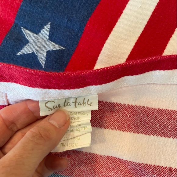 Sur la table Patriotic Stars and Stripes tablecloth - Picture 5 of 9